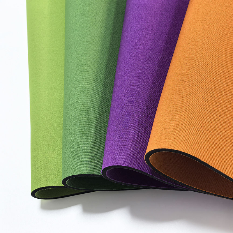 Schwarzes Camo Neoprenmaterial für Sportunterstützungen